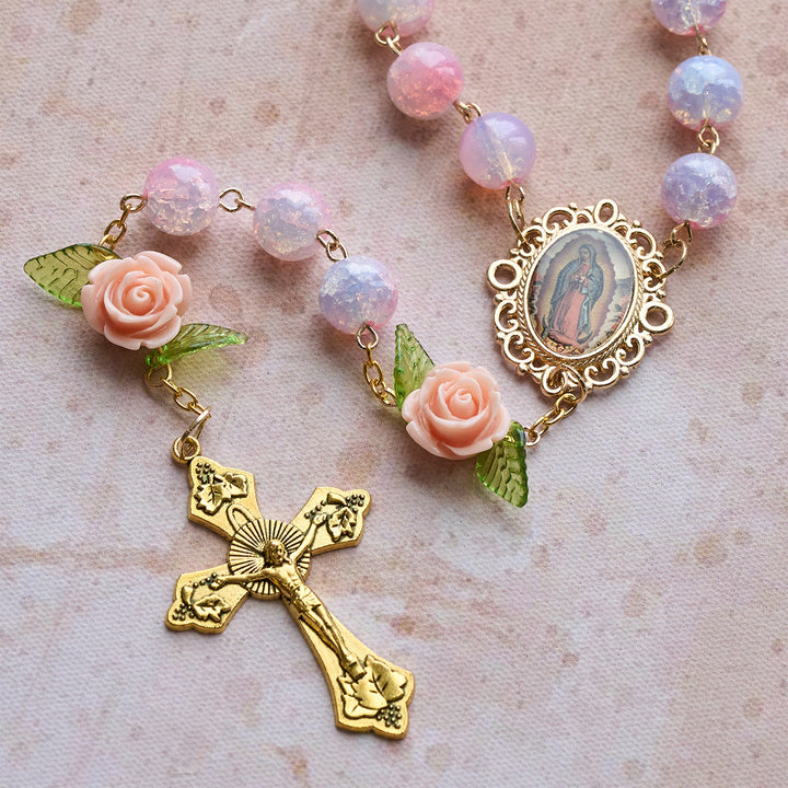 Christianartworkshop Vierge Marie avec un chapelet orné de roses : Foi intemporelle et symbole floral de la foi - image 9