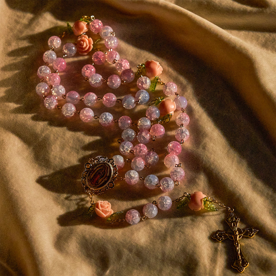 Christianartworkshop Vierge Marie avec un chapelet orné de roses : Foi intemporelle et symbole floral de la foi - image 8