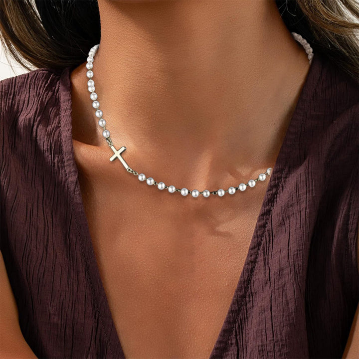 Christianartworkshop Collier de perles blanches avec croix : Dévotion élégante et grâce fidèle - image 1
