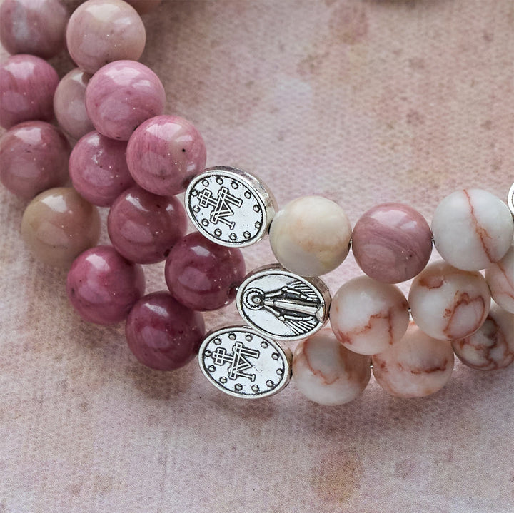 Christianartworkshop Bracelet chapelet en fil mémoire avec pierres et motif veiné de palissandre mat, orné de médailles mariales - image 6