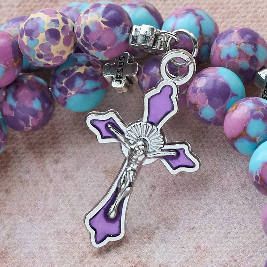 Christianartworkshop Bracelet chapelet en fil mémoire de jaspe impérial violet avec crucifix en émail - image 9