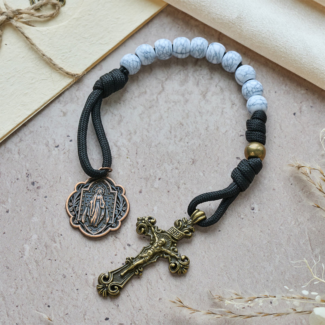 Christianartworkshop Chapelet de poche à perles blanc mat craquelé avec croix sacrée en laiton - Chapelet de poche - image 0