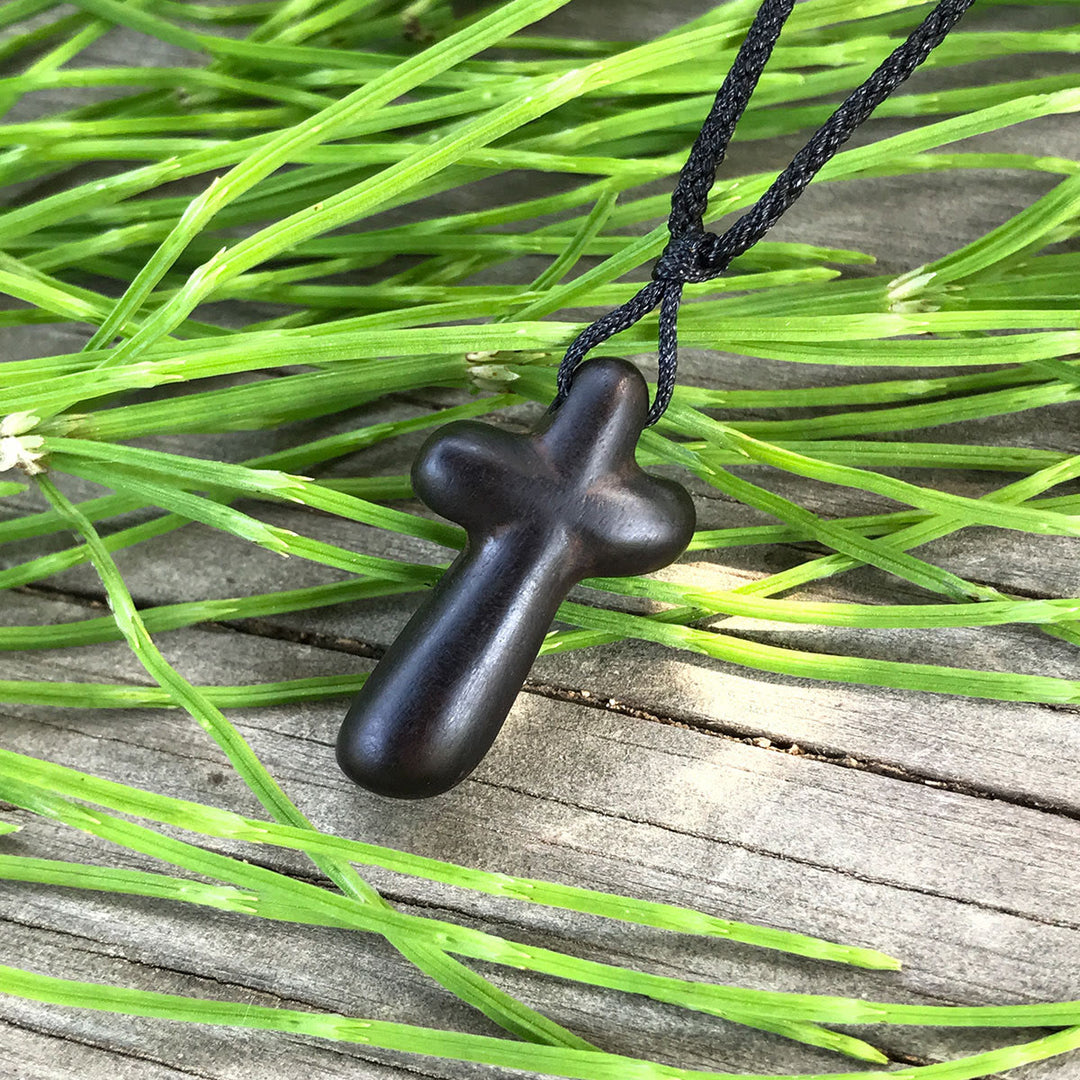 Christianartworkshop Pendentif Croix en Ébène : Matériau naturel et symbole de foi pour un lien spirituel - image 4