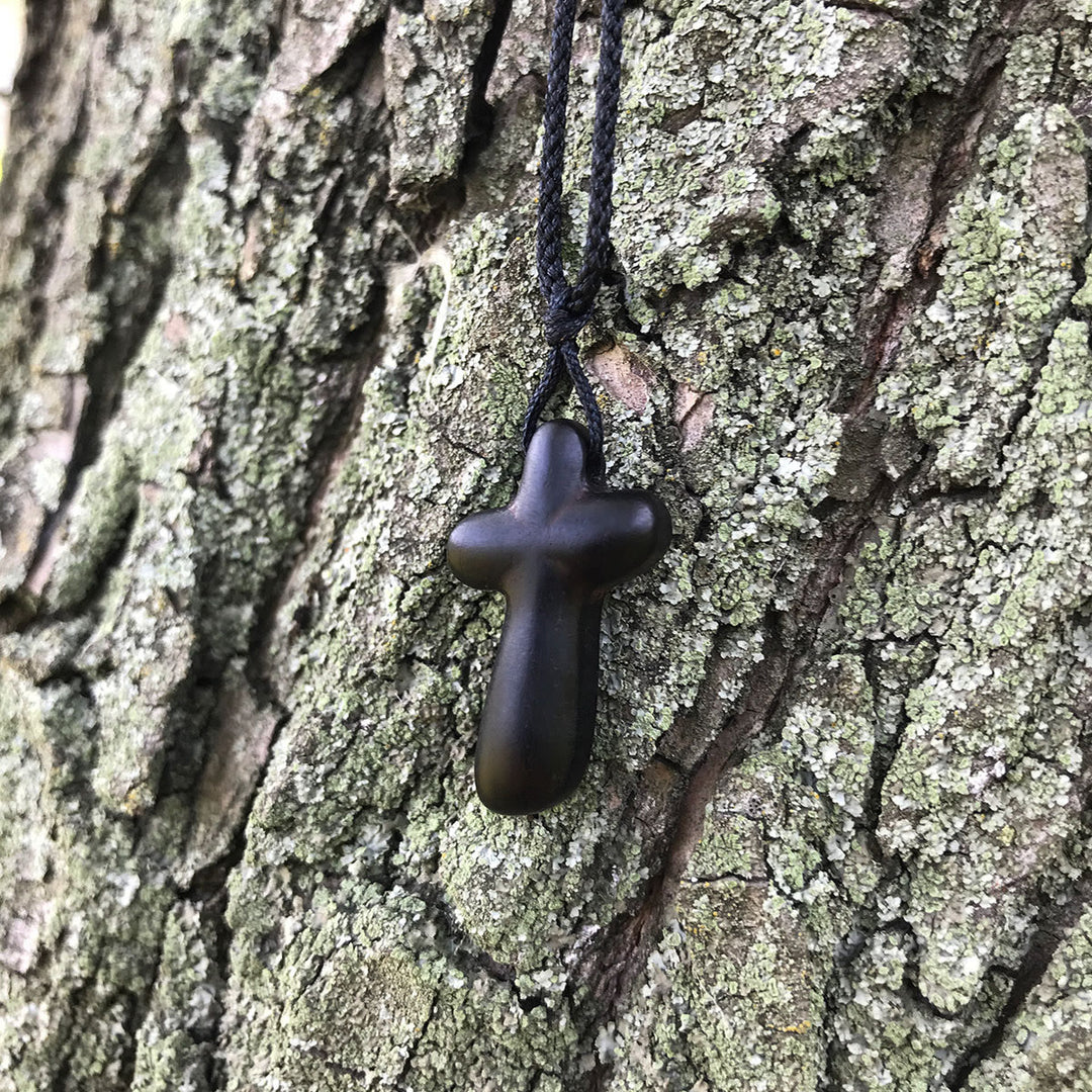 Christianartworkshop Pendentif Croix en Ébène : Matériau naturel et symbole de foi pour un lien spirituel - image 3