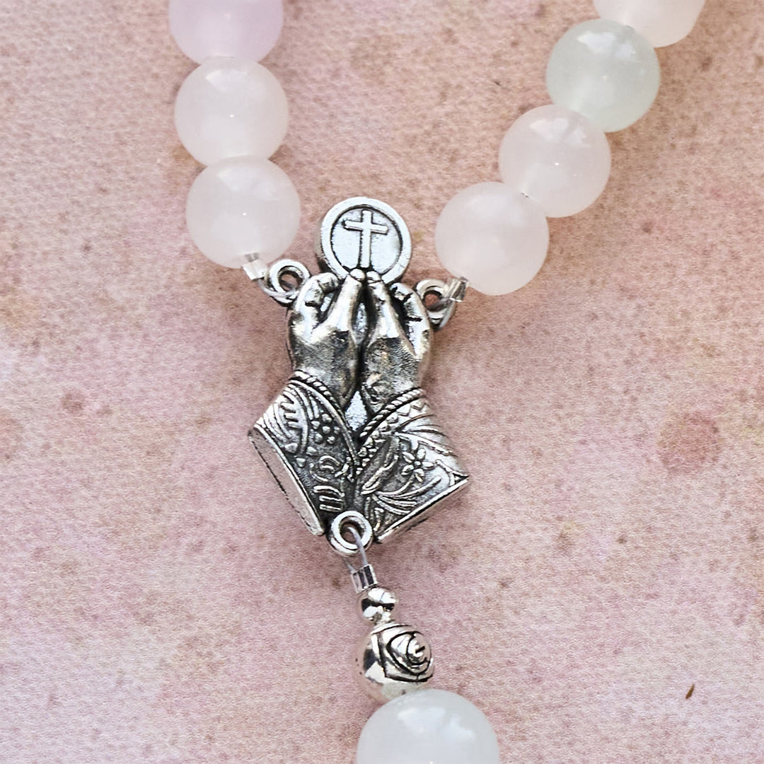 Christianartworkshop Chapelet pastel à couleur changeante sous UV avec crucifix et mains jointes en prière - image 10