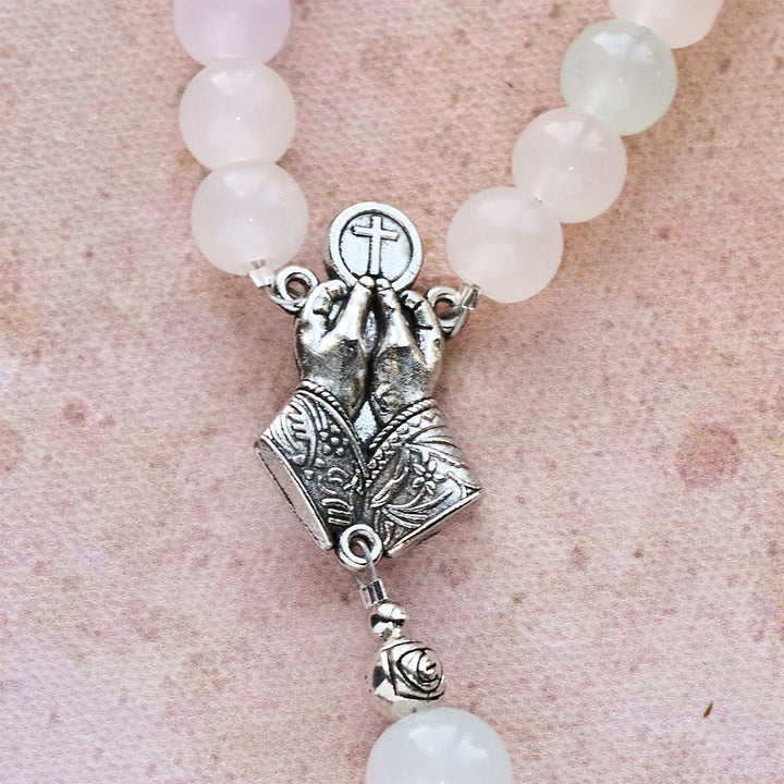 Christianartworkshop Chapelet pastel à couleur changeante sous UV avec crucifix et mains jointes en prière - image 10