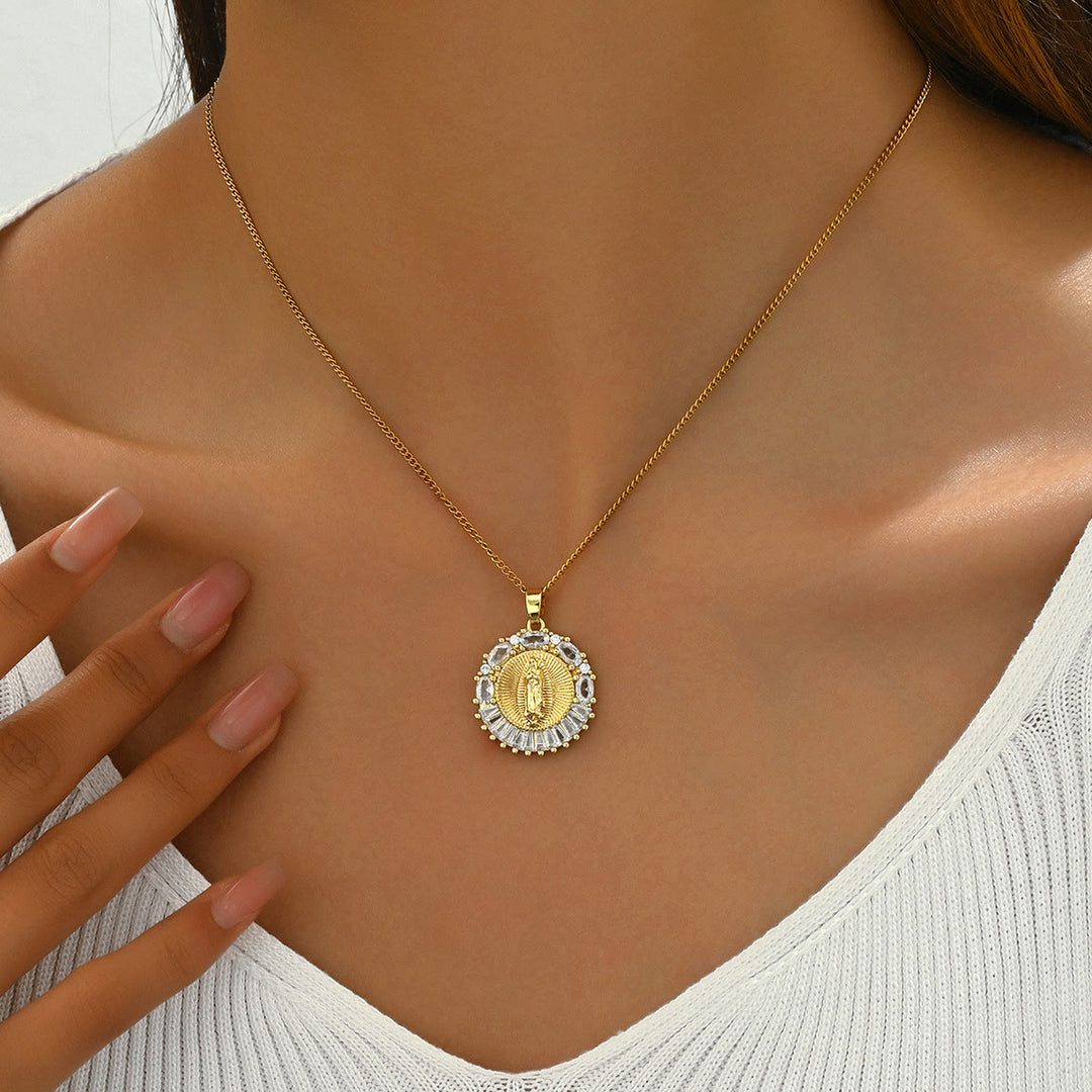 Christianartworkshop Collier médaillon scintillant de la Sainte Vierge : Une présence sacrée pour chaque instant - Notre Dame - image 0