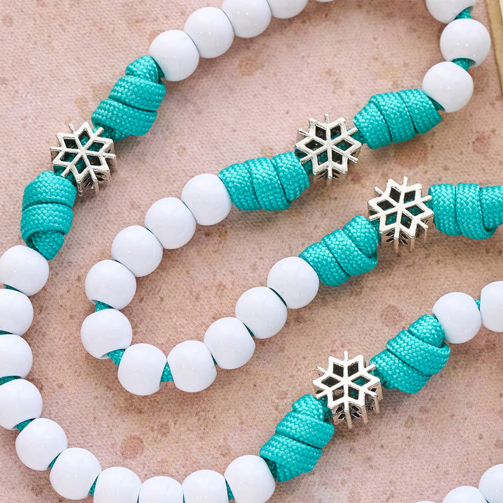 Christianartworkshop Chapelet en paracorde blanc hivernal avec perles, flocons de neige et crucifix du Christ sacré - image 6