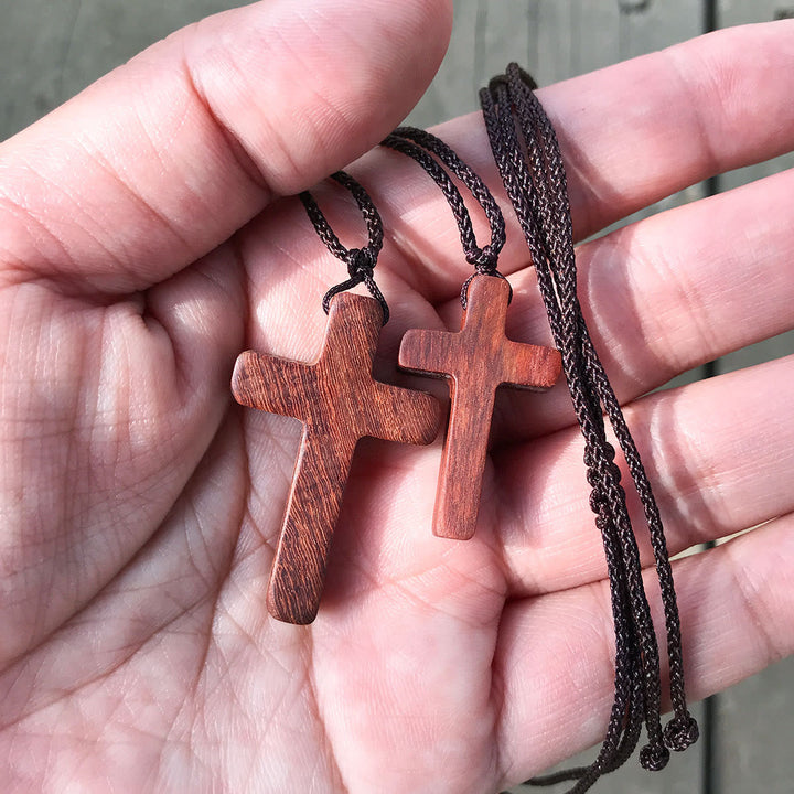 Christianartworkshop Collier croix en bois de santal rouge fait main — Un geste de dévotion simple, à porter au quotidien - image 1