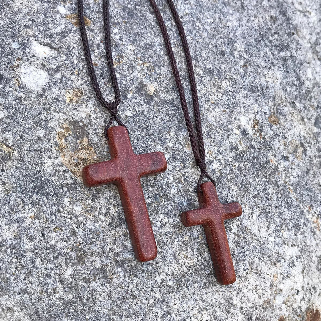 Christianartworkshop Collier croix en bois de santal rouge fait main — Un geste de dévotion simple, à porter au quotidien - image 4