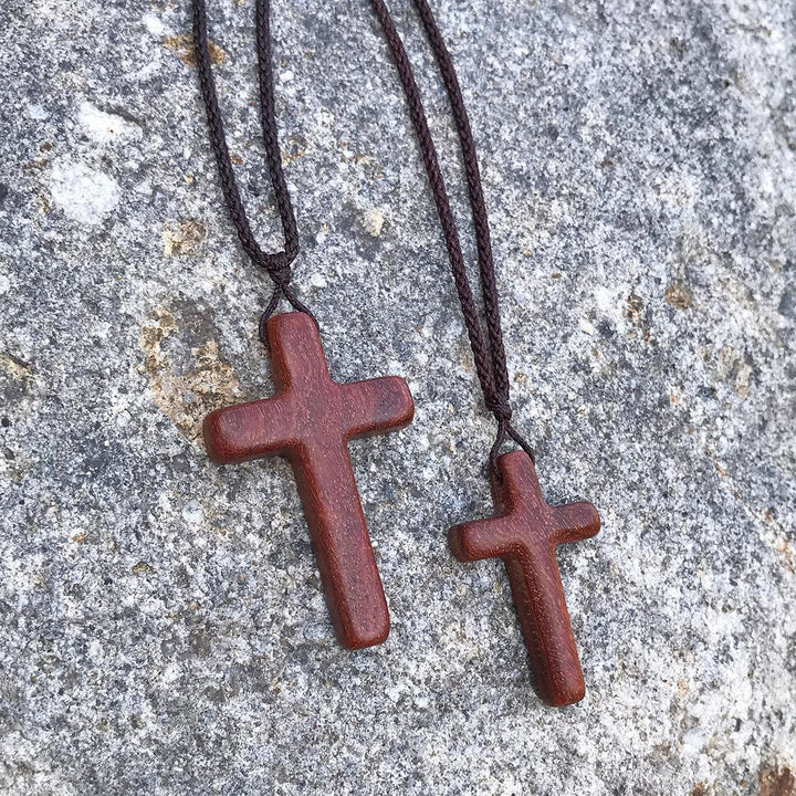 Christianartworkshop Collier croix en bois de santal rouge fait main — Un geste de dévotion simple, à porter au quotidien - image 4