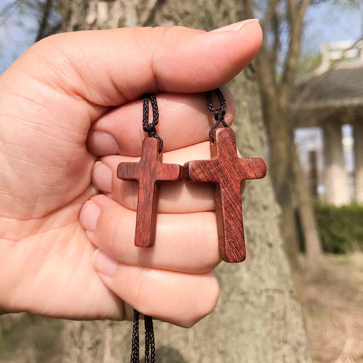 Christianartworkshop Collier croix en bois de santal rouge fait main — Un geste de dévotion simple, à porter au quotidien - image 0