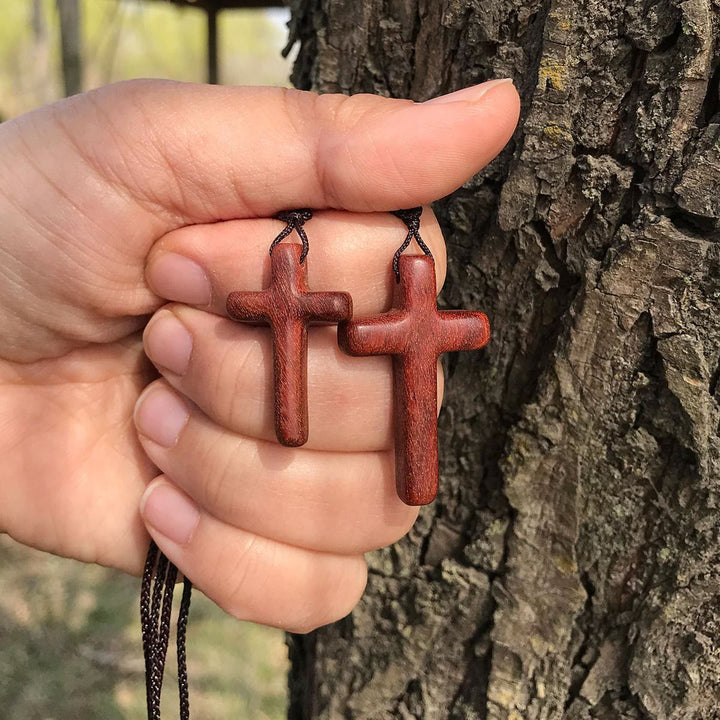 Christianartworkshop Collier croix en bois de santal rouge fait main — Un geste de dévotion simple, à porter au quotidien - image 3