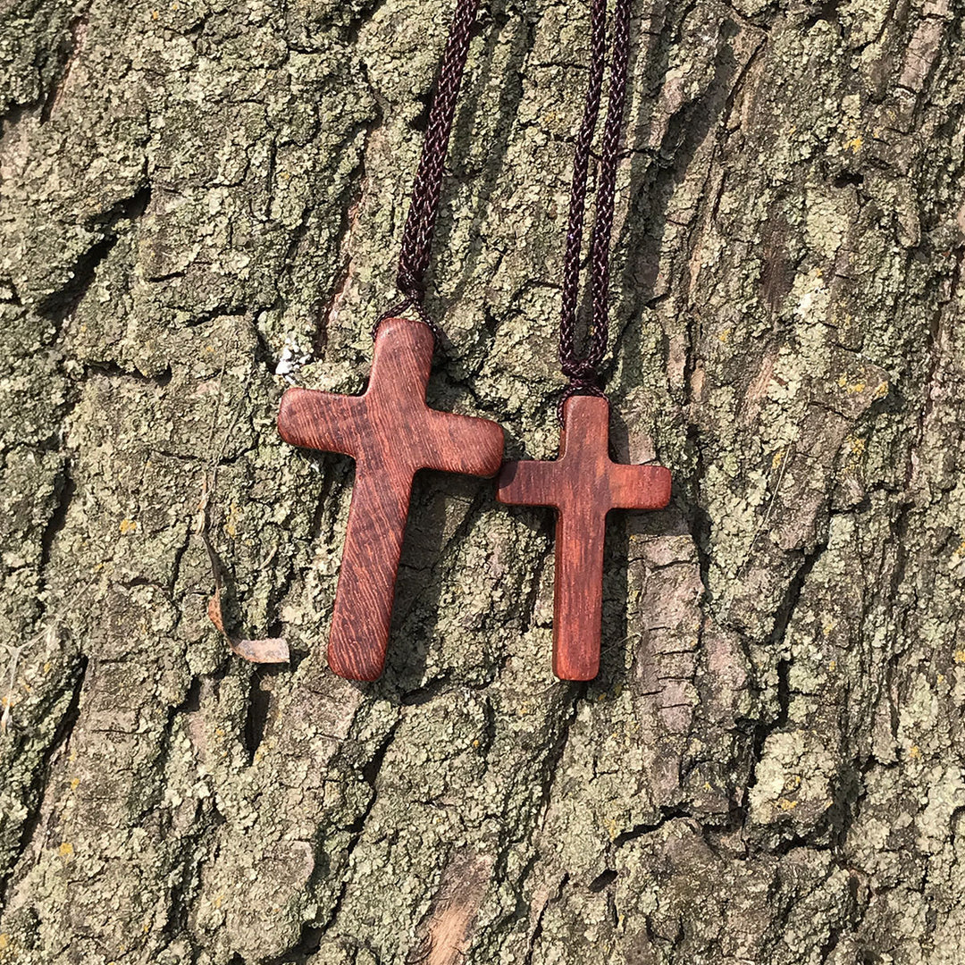 Christianartworkshop Collier croix en bois de santal rouge fait main — Un geste de dévotion simple, à porter au quotidien - image 2