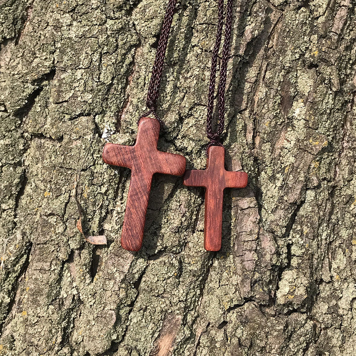 Christianartworkshop Collier croix en bois de santal rouge fait main — Un geste de dévotion simple, à porter au quotidien - image 2