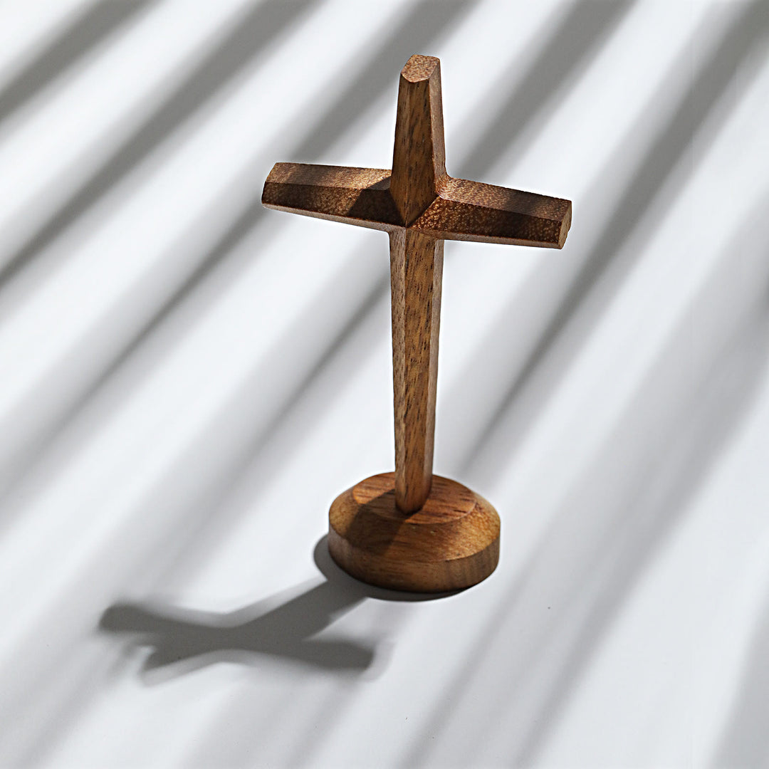 Christianartworkshop Croix rustique-moderne en merbau sur support — Un symbole discret de bénédiction - image 2