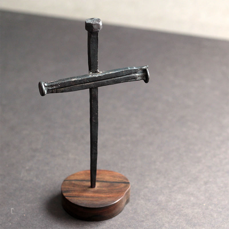Christianartworkshop Crucifix forgé à clous avec socle en ébène — Un lourd rappel du sacrifice - image 1