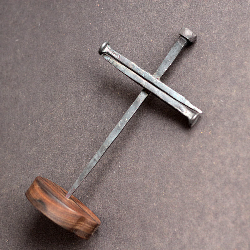 Christianartworkshop Crucifix forgé à clous avec socle en ébène — Un lourd rappel du sacrifice - image 2