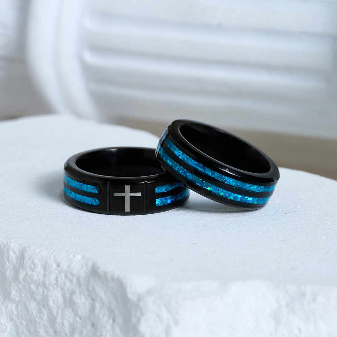 Bague croix moderne en acier titane avec incrustation bleue laser (Christianartworkshop) : Sérénité dans la lumière bleue du Christ - image 6