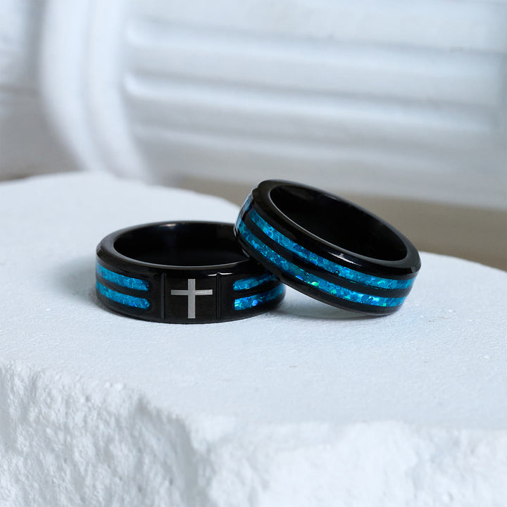 Bague croix moderne en acier titane avec incrustation bleue laser (Christianartworkshop) : Sérénité dans la lumière bleue du Christ - image 6