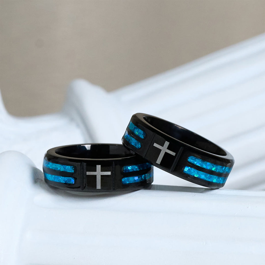 Bague croix moderne en acier titane avec incrustation bleue laser (Christianartworkshop) : Sérénité dans la lumière bleue du Christ - image 7