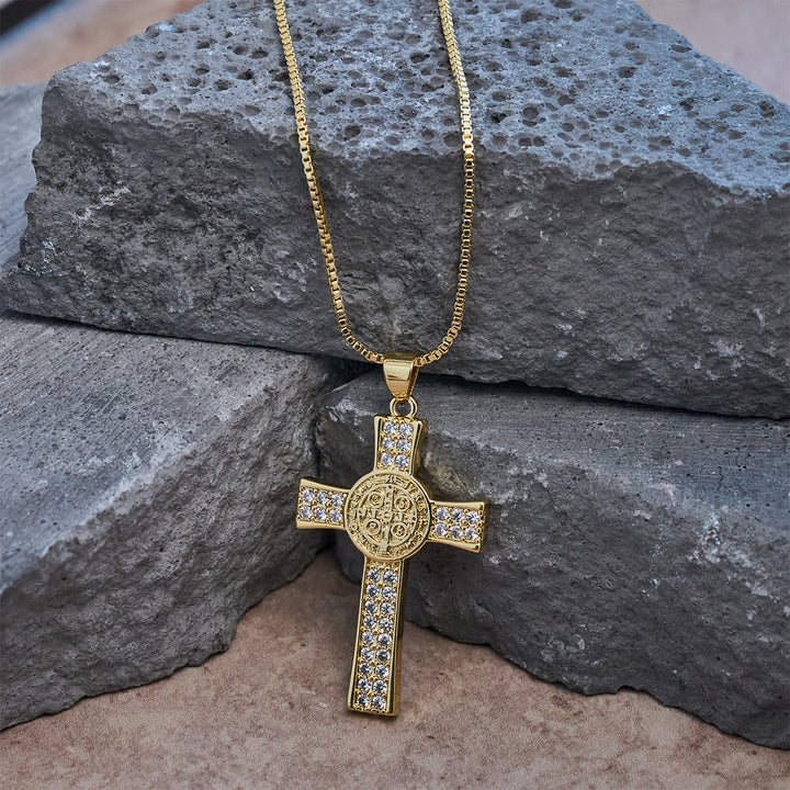 Christianartworkshop Collier Croix de la série Emblème de Saint Benoît : Un rappel de foi et de grâce à porter au quotidien - image 2