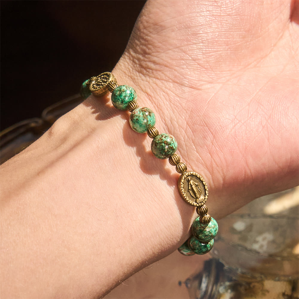 Christianartworkshop Bracelet vintage en verre rouge et vert avec médaille miraculeuse : un rappel de foi et de grâce à porter au quotidien - image 1