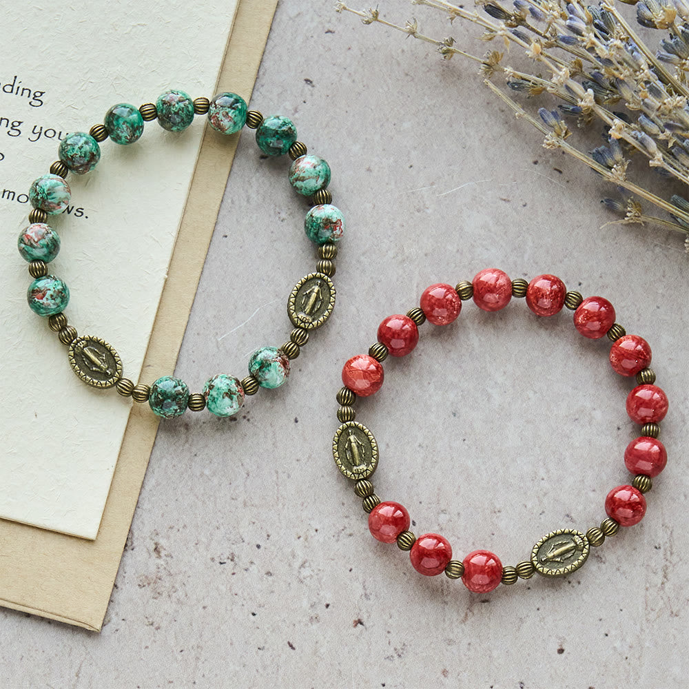 Christianartworkshop Bracelet vintage en verre rouge et vert avec médaille miraculeuse : un rappel de foi et de grâce à porter au quotidien - image 0