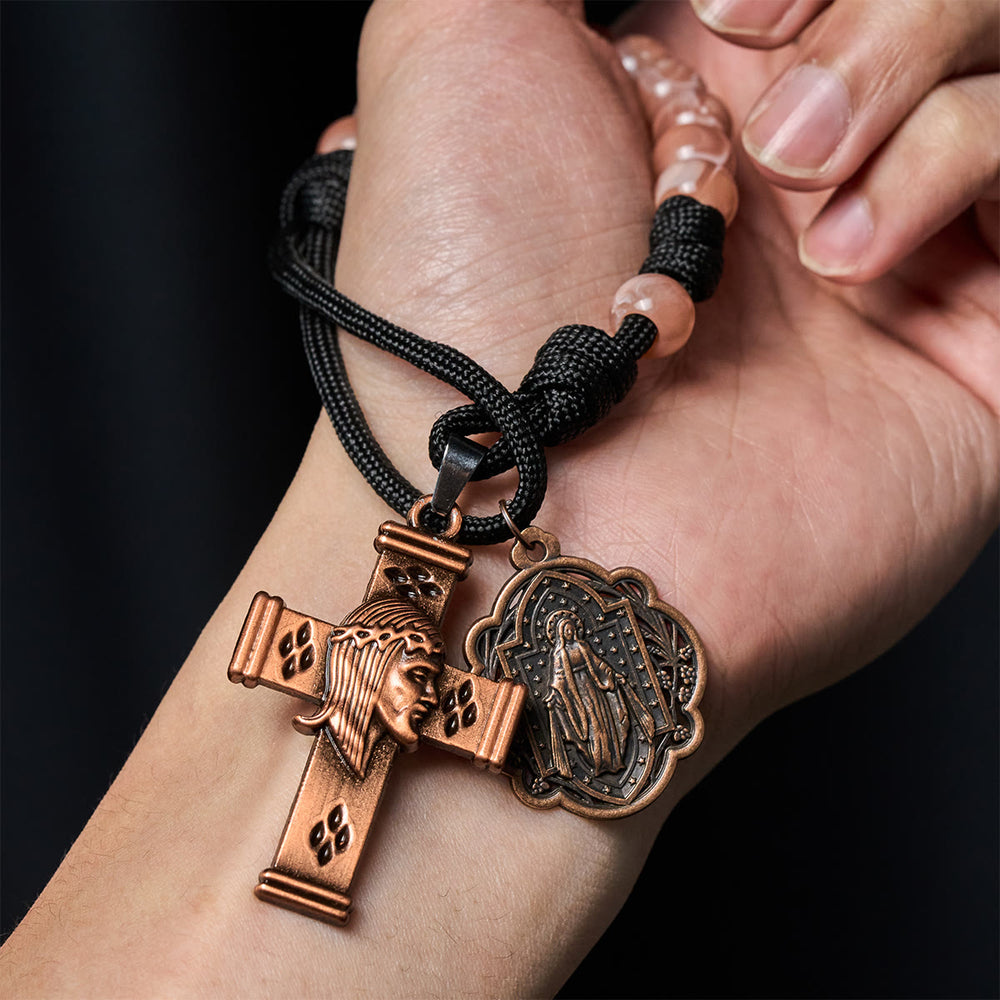 Christianartworkshop Chapelet de poche compact : perles roses, cordon en paracorde et croix en cuivre vintage - image 1