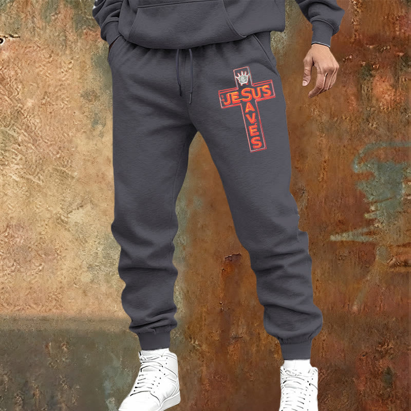 Atelier d'art chrétien - Croix et pantalon de survêtement « Jésus sauve » : un vêtement du quotidien lié à sa promesse - image 17