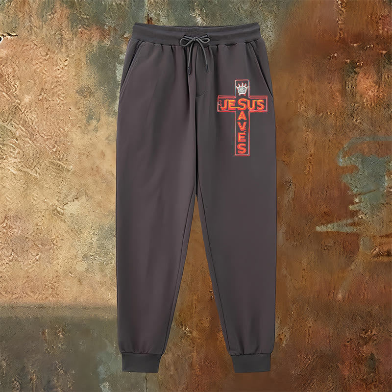 Atelier d'art chrétien - Croix et pantalon de survêtement « Jésus sauve » : un vêtement du quotidien lié à sa promesse - image 6