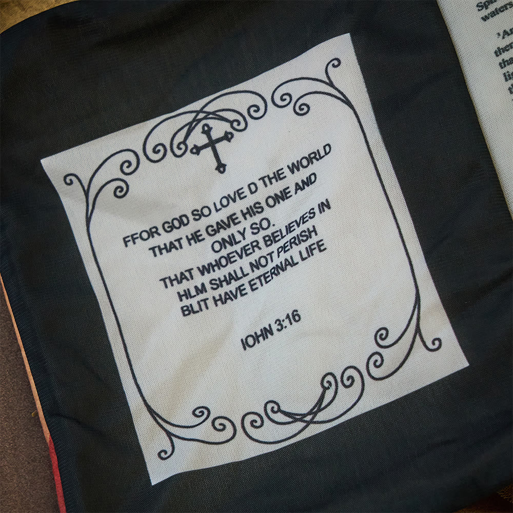 Christianartworkshop Coussin en peluche à thème biblique : Compagnon douillet de grâce et de vérité - image 6