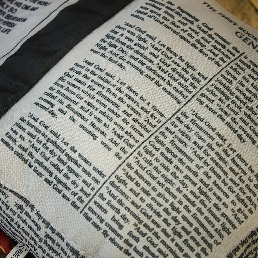 Christianartworkshop Coussin en peluche à thème biblique : Compagnon douillet de grâce et de vérité - image 5