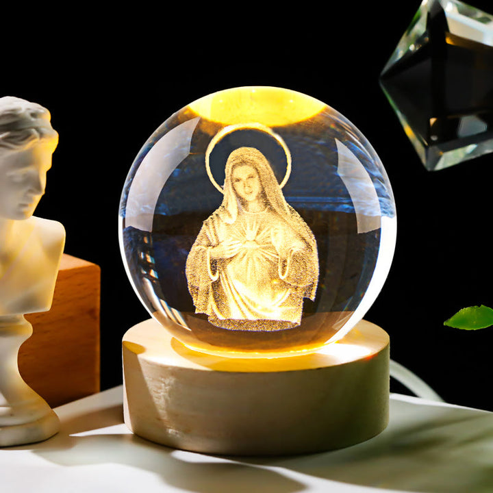 Veilleuse Boule de Cristal Sacrée de Christianartworkshop : Compagnon Lumineux de la Présence Divine - Marie au Sacré-Cœur - avec base lumineuse colorée - 8 cm - image 10