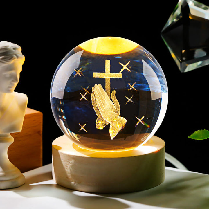 Veilleuse Boule de Cristal Sacrée de Christianartworkshop : Compagnon Lumineux de la Présence Divine - Mains jointes en prière avec croix - avec base lumineuse colorée - 8 cm - image 0