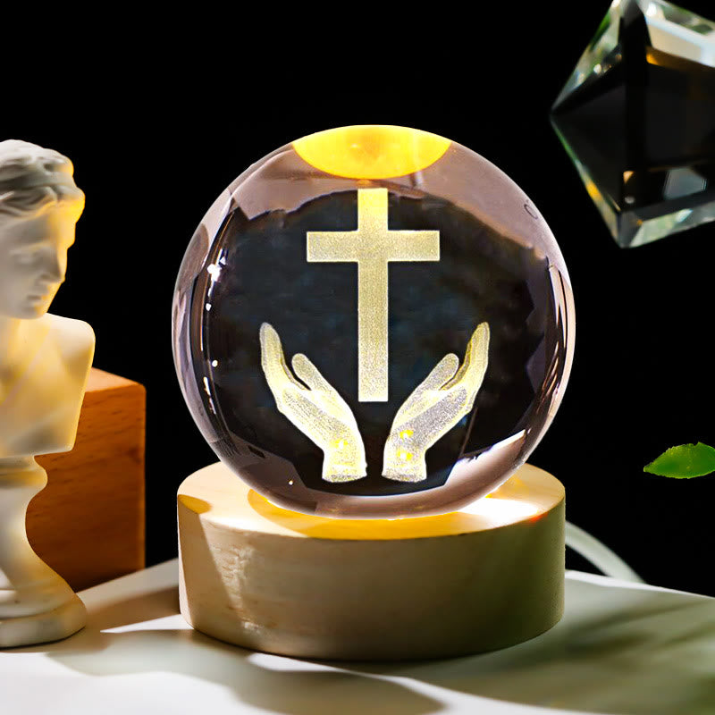 Veilleuse Boule de Cristal Sacrée de Christianartworkshop : Compagnon Lumineux de la Présence Divine - Mains et Croix - avec base lumineuse colorée - 8 cm - image 9