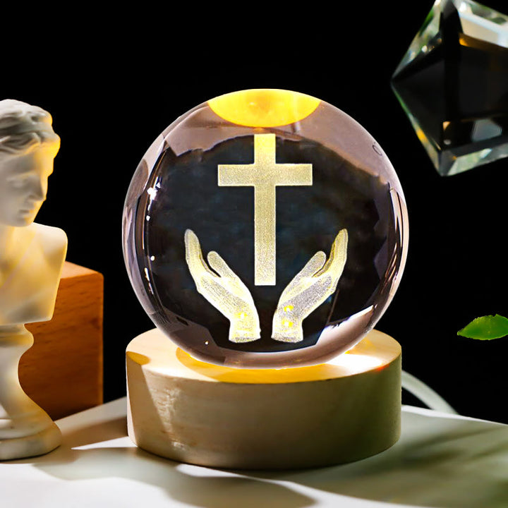 Veilleuse Boule de Cristal Sacrée de Christianartworkshop : Compagnon Lumineux de la Présence Divine - Mains et Croix - avec base lumineuse colorée - 8 cm - image 9