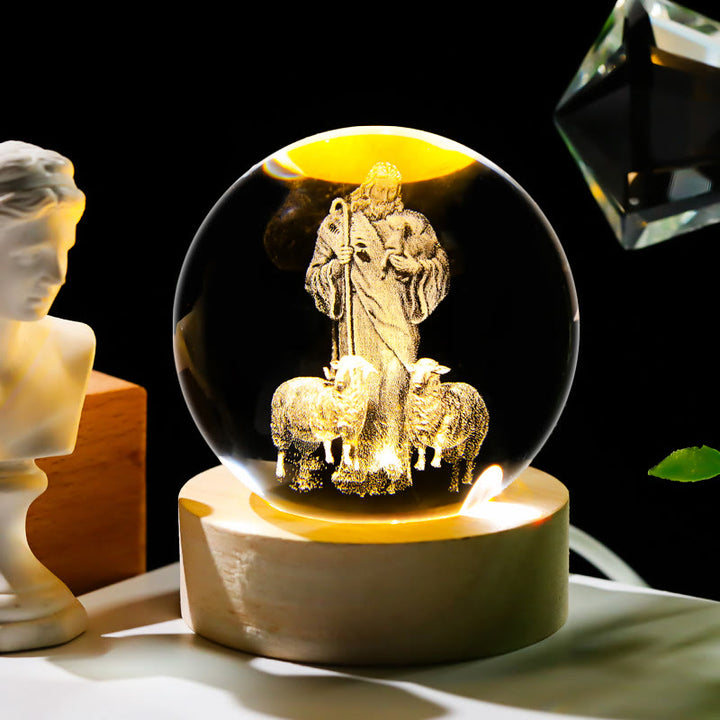 Veilleuse Boule de Cristal Sacrée de Christianartworkshop : Compagnon Lumineux de la Présence Divine - Berger et moutons - avec base lumineuse colorée - 8 cm - image 3