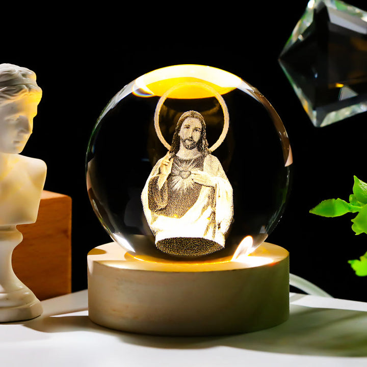 Veilleuse Boule de Cristal Sacrée de Christianartworkshop : Compagnon Lumineux de la Présence Divine - Jésus au Sacré-Cœur - avec base lumineuse colorée - 8 cm - image 4