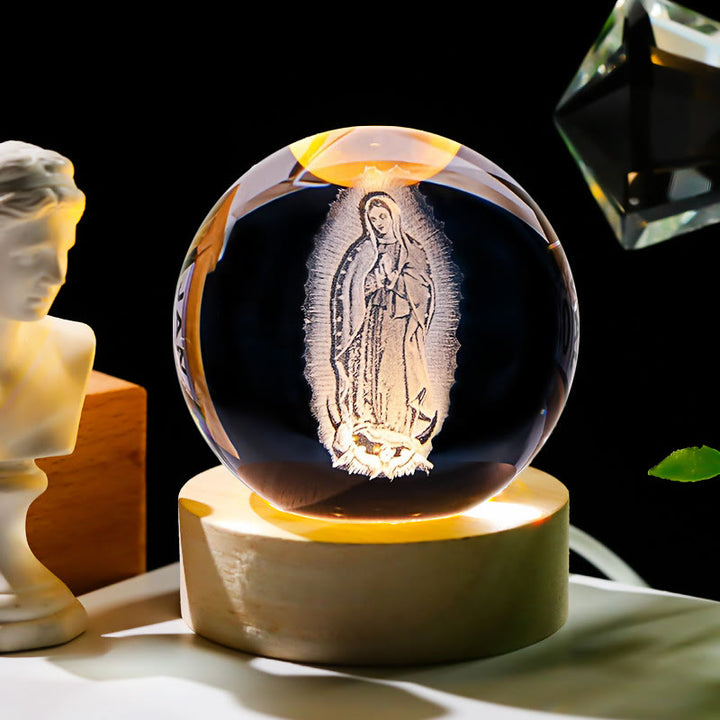 Veilleuse Boule de Cristal Sacrée de Christianartworkshop : Compagnon Lumineux de la Présence Divine - Vierge Marie - avec base lumineuse colorée - 8 cm - image 2