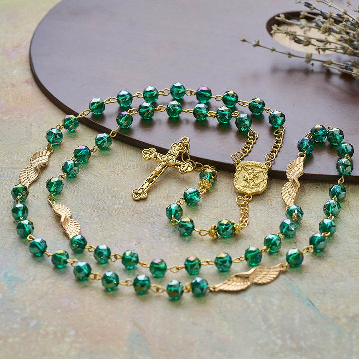 Christianartworkshop Chapelet en acrylique de l'Archange avec aile dorée : Compagnon rayonnant de douce grâce - image 3