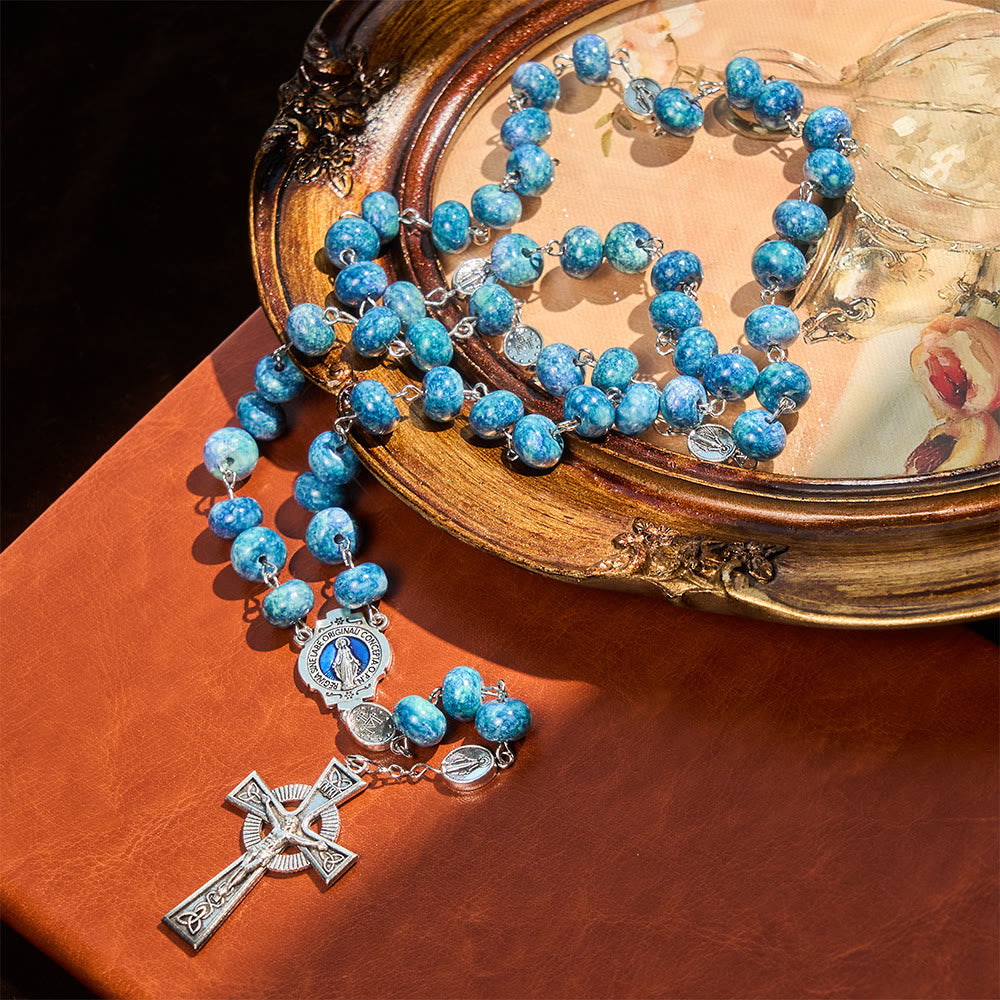 Christianartworkshop Chapelet rétro bleu à perles plates avec breloque Notre-Dame : la dévotion sous une forme originale - Notre-Dame et le Crucifix - image 0