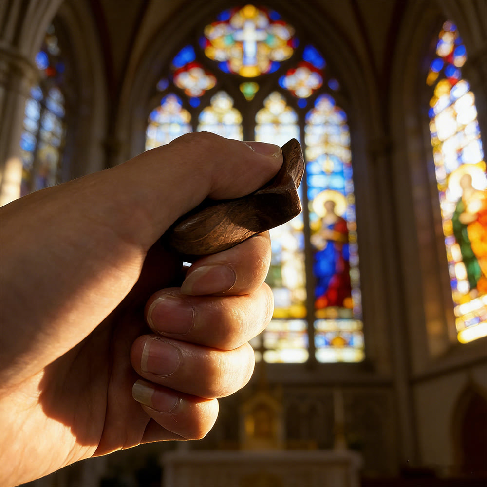 Christianartworkshop Croix de poche en bois de noyer et d'olivier ornée d'un cœur : la foi naturelle dans votre poche - image 5