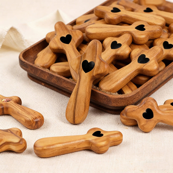 Christianartworkshop Croix de poche en bois de noyer et d'olivier ornée d'un cœur : la foi naturelle dans votre poche - image 8