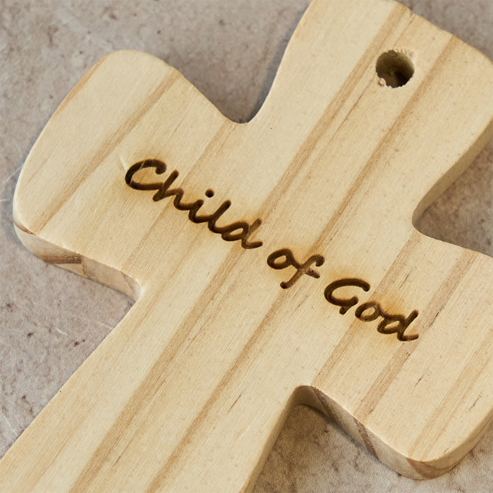 Christianartworkshop Croix décorative en bois avec gravure de l'Enfant de Dieu : une douce appartenance pour les espaces de la maison - image 4