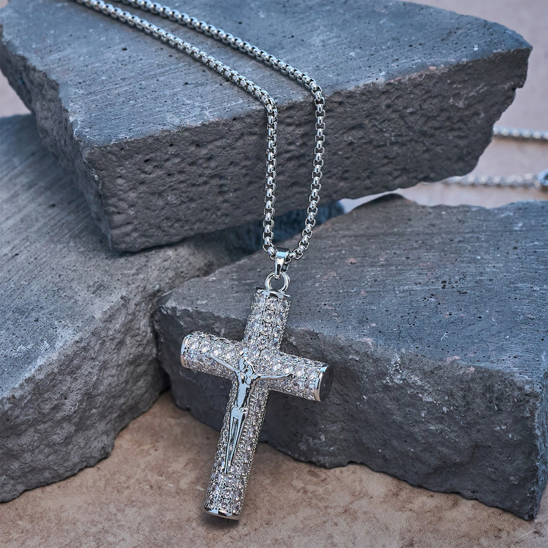 Christianartworkshop Collier pavé avec crucifix Jésus : un détail étincelant pour exprimer sa foi et son style au quotidien. - image 5