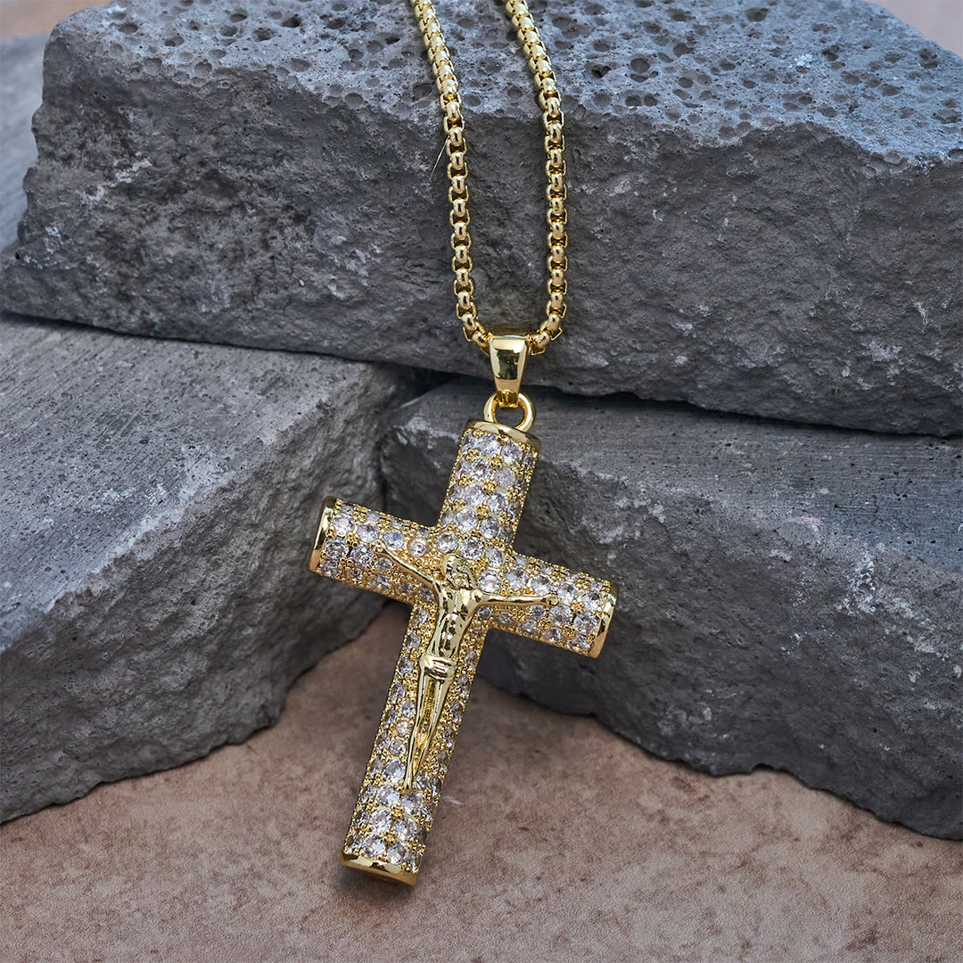 Christianartworkshop Collier pavé avec crucifix Jésus : un détail étincelant pour exprimer sa foi et son style au quotidien. - image 2