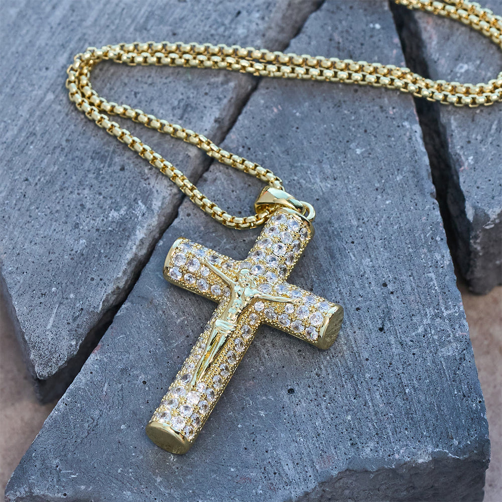 Christianartworkshop Collier pavé avec crucifix Jésus : un détail étincelant pour exprimer sa foi et son style au quotidien. - image 1