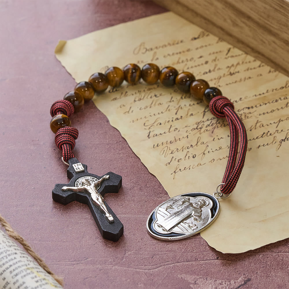 Christianartworkshop Chapelet de poche œil de tigre avec Courage et Protection : Médaille et croix de l’exorcisme du Bienheureux Saint Benoît - Saint Benoît et le Crucifix - image 0