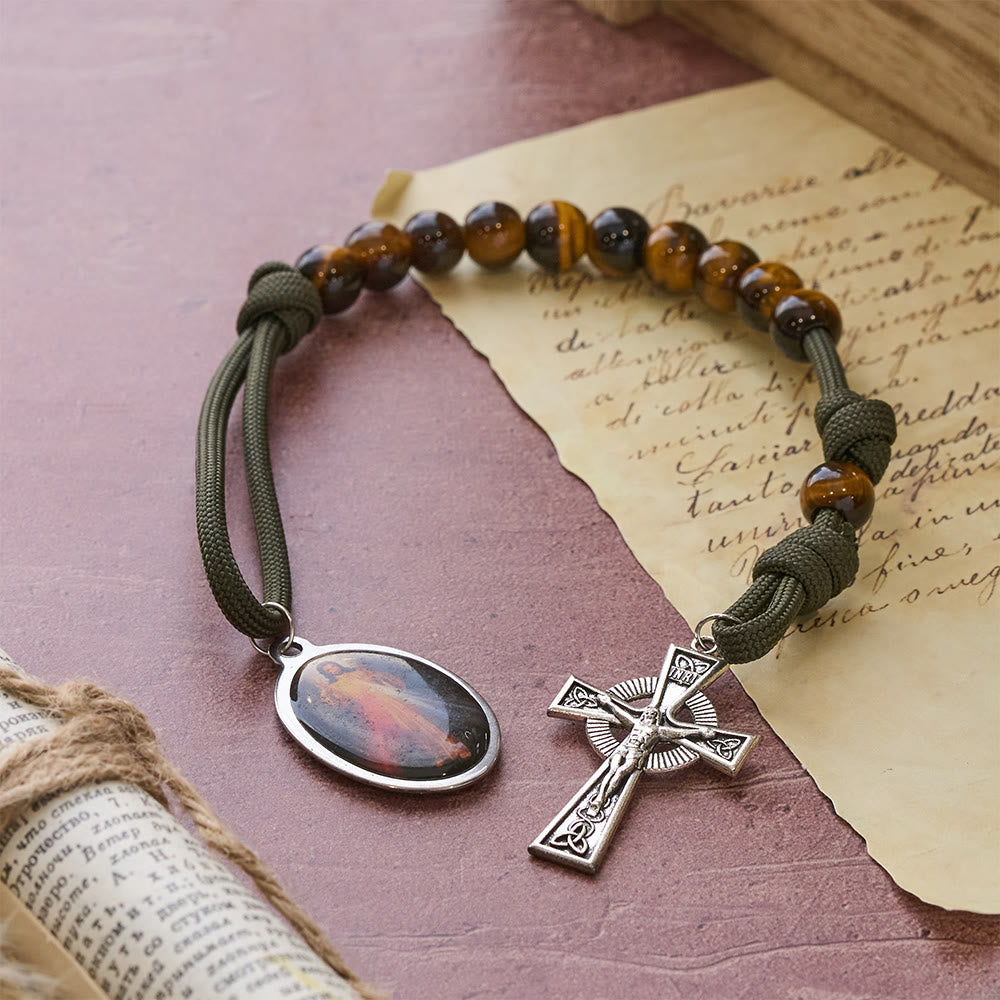 Christianartworkshop Chapelet de poche œil de tigre avec la Miséricorde Divine : Courage et Foi, motif en paracorde - Miséricorde divine et crucifixion - image 0